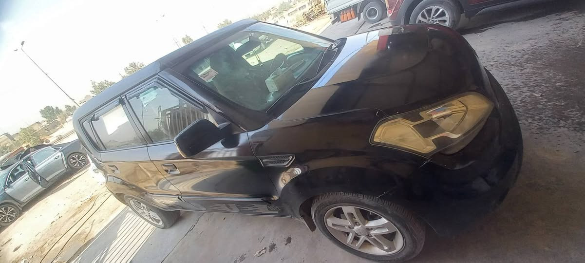 كيا صول ٢٠١٠
مكينى دوش ٢٠٠٠ 
صدر نظيف ، مكينة نظيفة ، دواخل نظيفة كهرابائيات جاهزة
تبريد كامل غاز ، بس كوبريسر شوي بي ضعف . 
ضربتهة بس جاملغ امامي ، وبيهة شخطة بالجنطة مصبوغة 
السيارة بسمي ، ما متعوبة ومداريهة بالادامة والدهن والبنزين . 
مكاني بابل /القاسم 
للتواصل ***********
