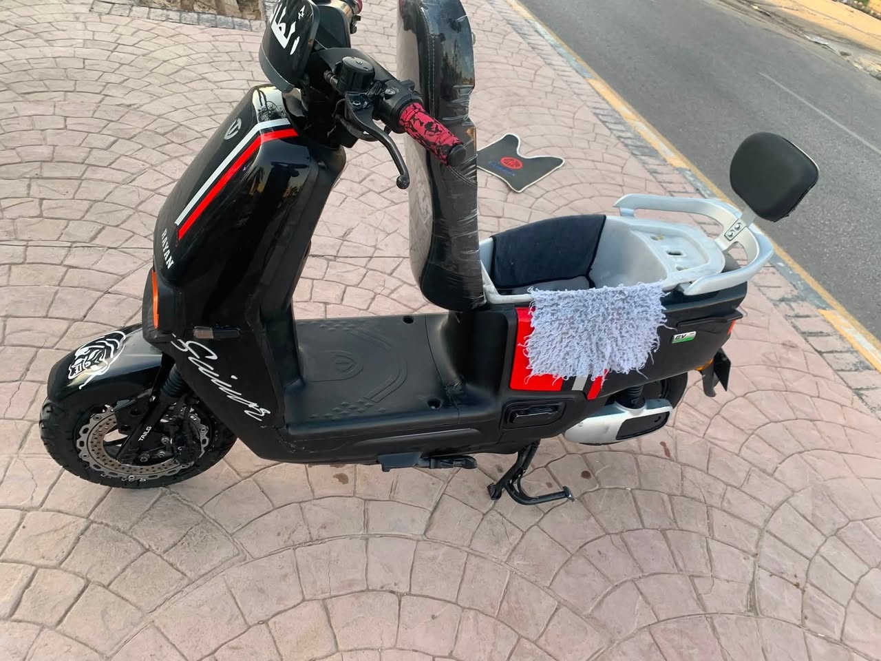 السلام عليكم ماطور ريان ابو عيون سته باتري كرفن الاصلي ملف عقل باتريات شرط انطيك هما ماطور نضافتو ثمانين بل ميه ثلاث سرع نضام رجوع للخلف بي بارك بريكين دسك لايت تكه وحده تشتغل  اشاير هورن كلوً شغال ماعدا الايت تكه وحده بس رقمي ***********سعر 725 موديل 2024 ميعجبك المنشور اعبر  سرعه ستين حقيقي
