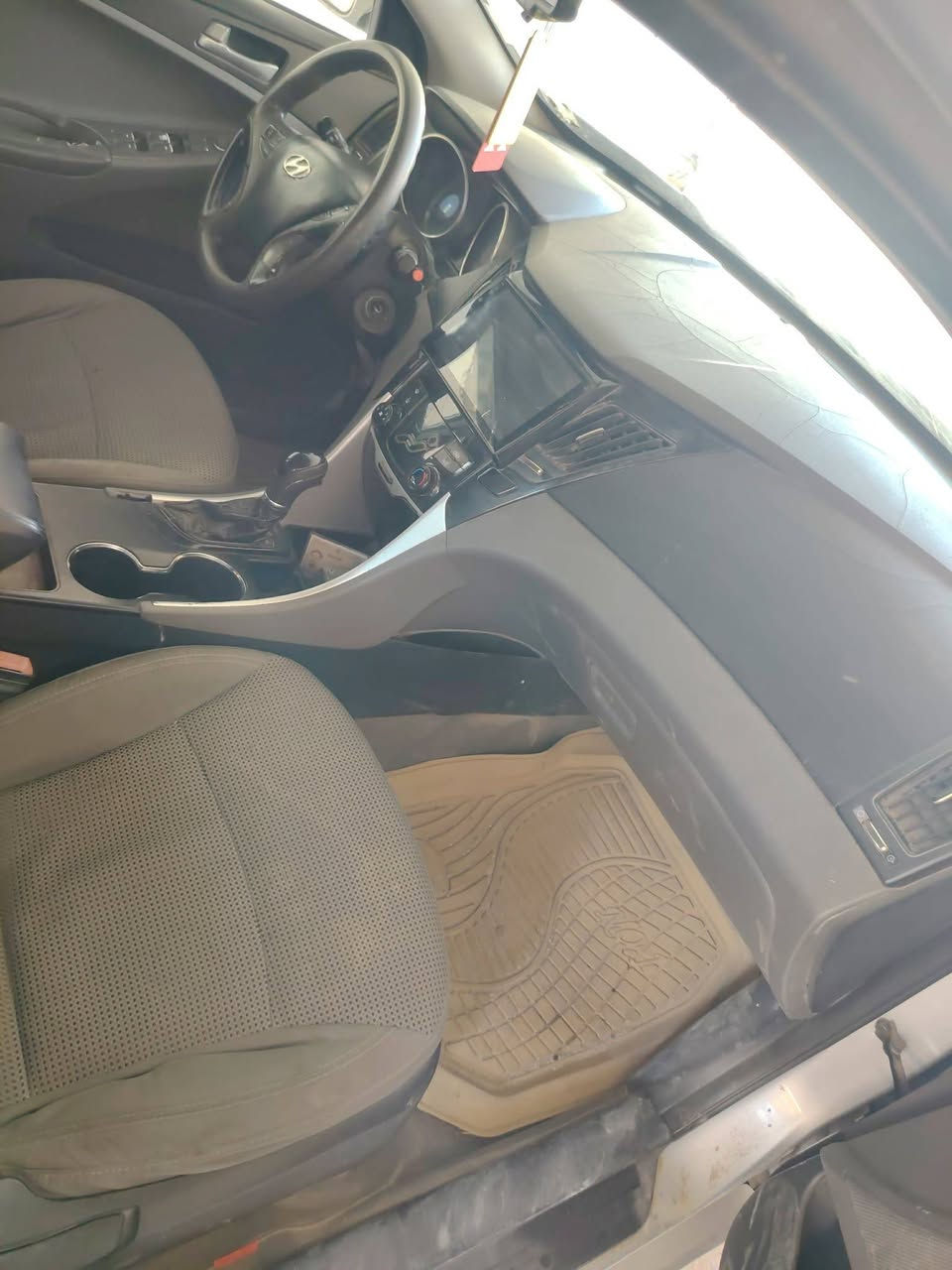 سوناتا 12 سياره حلوه وجاهزه وارد امريكي مكينه دوش بيها سياره صبغ حزام بيها جاملغ خلفي بدون دواخل تبريد حداديه تخم تاير جديد رقم ذيقار دولي ابيع مقدمه 50 قفل وباقي حسب الاتفاق مكانها حله ***********
