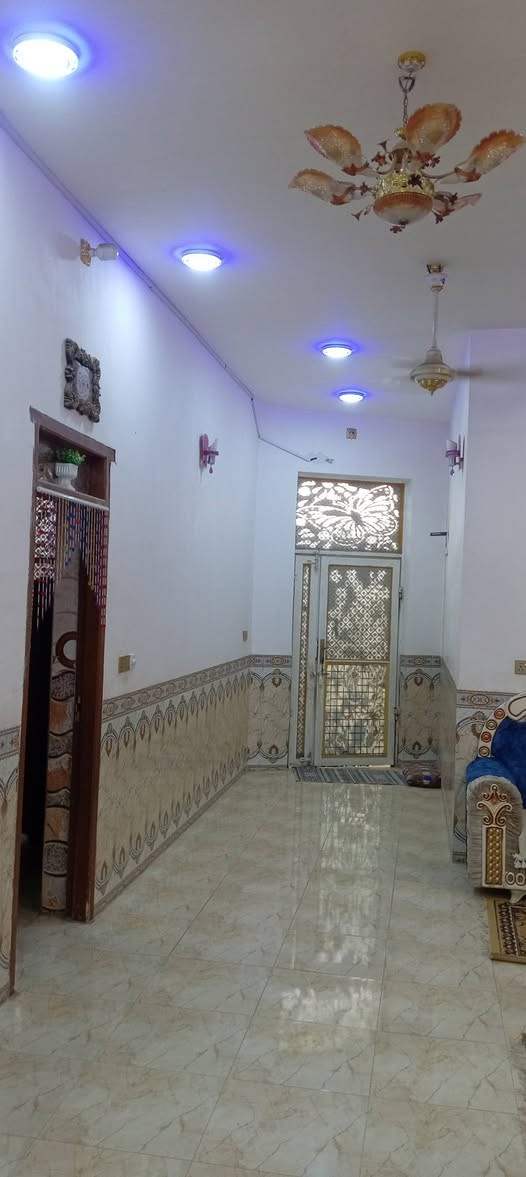 بيت مساحه ٢٠٠ غرف ٢ مطبخ ديوانيه حمام داخلي و مناور ٢ وصحيات خارجيه جاهز سيراميك حته ل مناور ول حوش ويا سبالت شغالات عدد ٣ لبيت بل حاوي لعباس منطقت رشيد لسراي عل كرمه لبيت صب اساس وصطح كونكريت رباط اتصل عل رقم ***********
