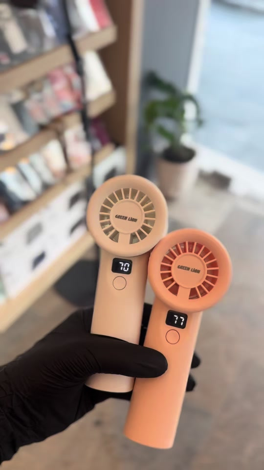 ️ مروحة Green Lion Wind Mate PF-2 💰 السعر: 9,000 دينار فقط ✅ 5 مستويات للسرعة ✅ شاشة رقمية لعرض نسبة البطارية ✅ تصميم خفيف وسهل الحمل ✅ مناسبة للاستخدام اليومي وفي السفر 🚚 متوفر التوصيل لجميع محافظات العراق 💳 التقسيط متوفر لحاملي بطاقات الرافدين، الرشيد، والأهلي العراقي 📍 العنوان: بغداد - المنصور - مقابل مطعم الساعة 📞 ***********
