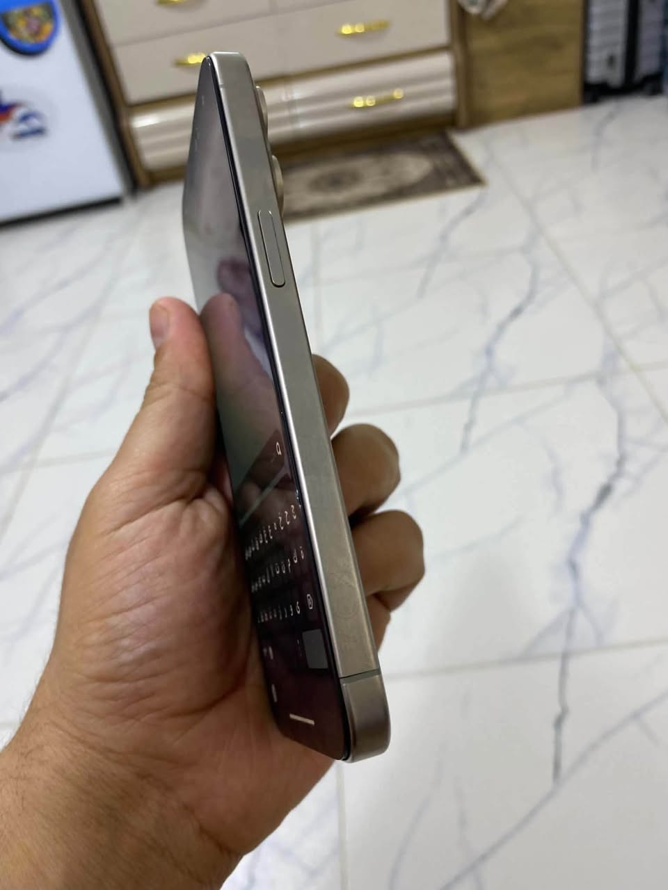 15برو ماكس الذاكره 256 البطاريه 87  مستبدل فقط شاشه وبيهه فطر السعر 665قفل رقمي***********

نص مكتوب في الصور:
- ٦:٠٠ القطع والخدمة تجمع Apple سجل تاريخ القطع والخدمة، وهذا السجل يعرض معلومات عن هذا الـ iPhone وحالته وتفاصيل إصلاحه. معرفة المزيد... سجل تاريخ الخدمة الشاشة غير معروف
- حالة البطارية
- عادية
- تعمل بطارية iPhone هذه على النحو المتوقع. حول البطارية والضمان...
- الحد الأقصى للقدرة
- ٨٧٪
- هذا قياس لقدرة البطارية مقارنة بقدرتها عندما كانت جديدة. قد تتسبب القدرة المنخفضة بتقليل ساعات الاستخدام بين عملية الشحن والأخرى.
- عدد الدورات
- ٦٣٨
- هذا هو عدد مرات استهلاك iPhone لقدرة البطارية.
- معرفة المزيد...
- تاريخ التصنيع
- أيار ٢٠٢٤
- أول استخدام
- أيلول ٢٠٢٤