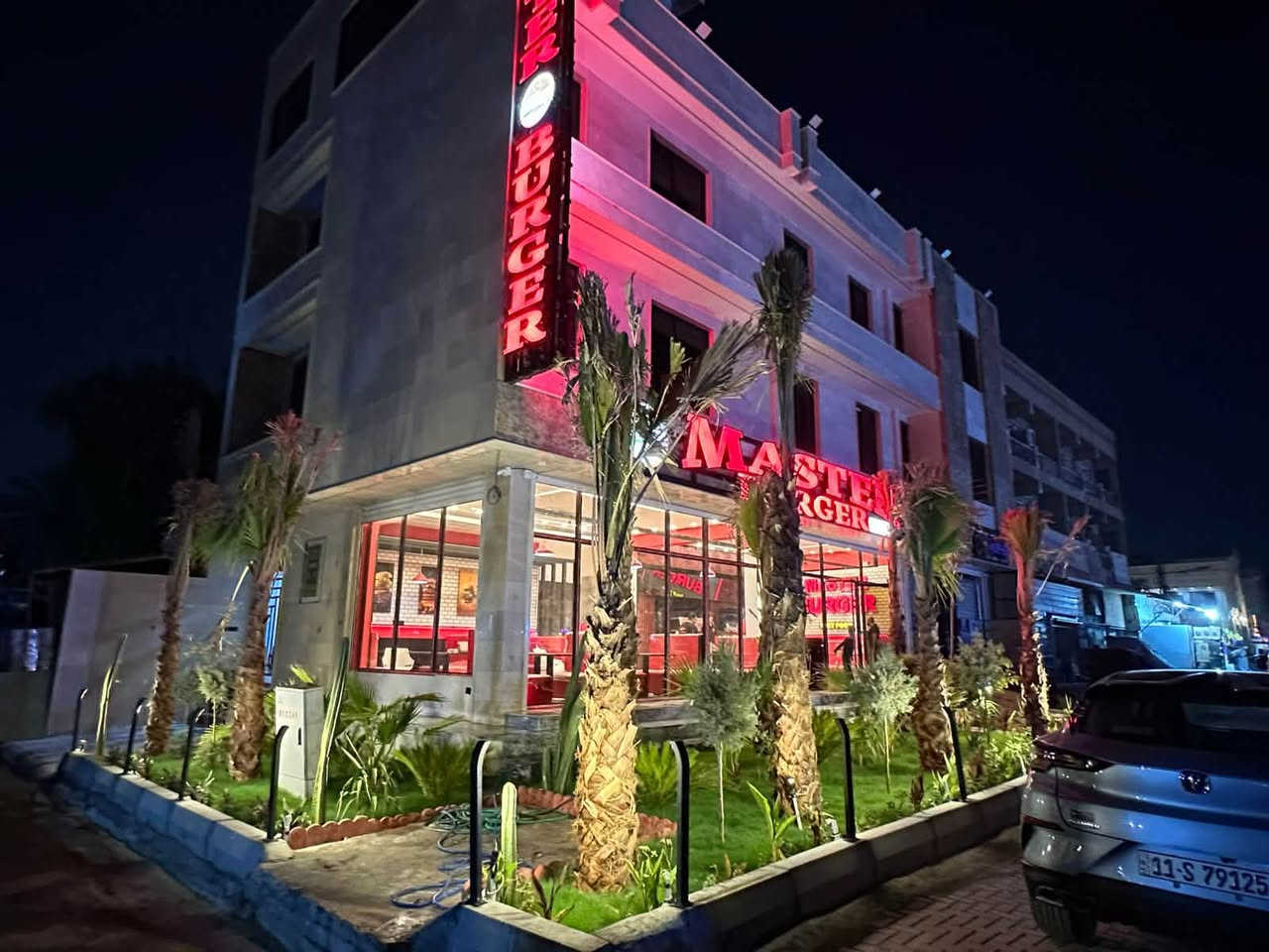فرصة استثمارية ذهبية: مطعم وجبات سريعة متكامل للبيع 🍔🍟
لعدم التفرغ، يُعلن عن بيع مطعم وجبات سريعة بتجهيزات كاملة وموقع تجاري حيوي ومميز.
📍 تفاصيل الموقع:
 الموقع: بغداد - حي العامل - شارع الشلامجة (موقع ممتاز وحركة مرور عالية).
 المساحة: 130 متراً مربعاً.
⚙️ التجهيزات والمميزات:
 مطبخ متكامل: جاهز للعمل بشكل فوري وبكفاءة عالية.
 صالة للزبائن: مرتبة ومجهزة بالكامل.
 شاشات عرض: 4 تلفزيونات حديثة مخصصة لعرض المنيو والوجبات.
 هواتف اتصال: عدد 2 لتلقي طلبات الدليفري.
المطعم جاهز للعمل مباشرة دون الحاجة لأي مصاريف إضافية أو تجهيزات جديدة، فرصة رائعة لمن يبحث عن مشروع ناجح وقائم بذاته.
📞 للإستفسار ومعرفة التفاصيل وسعر البيع (متاح اتصال أو واتساب):
***********
