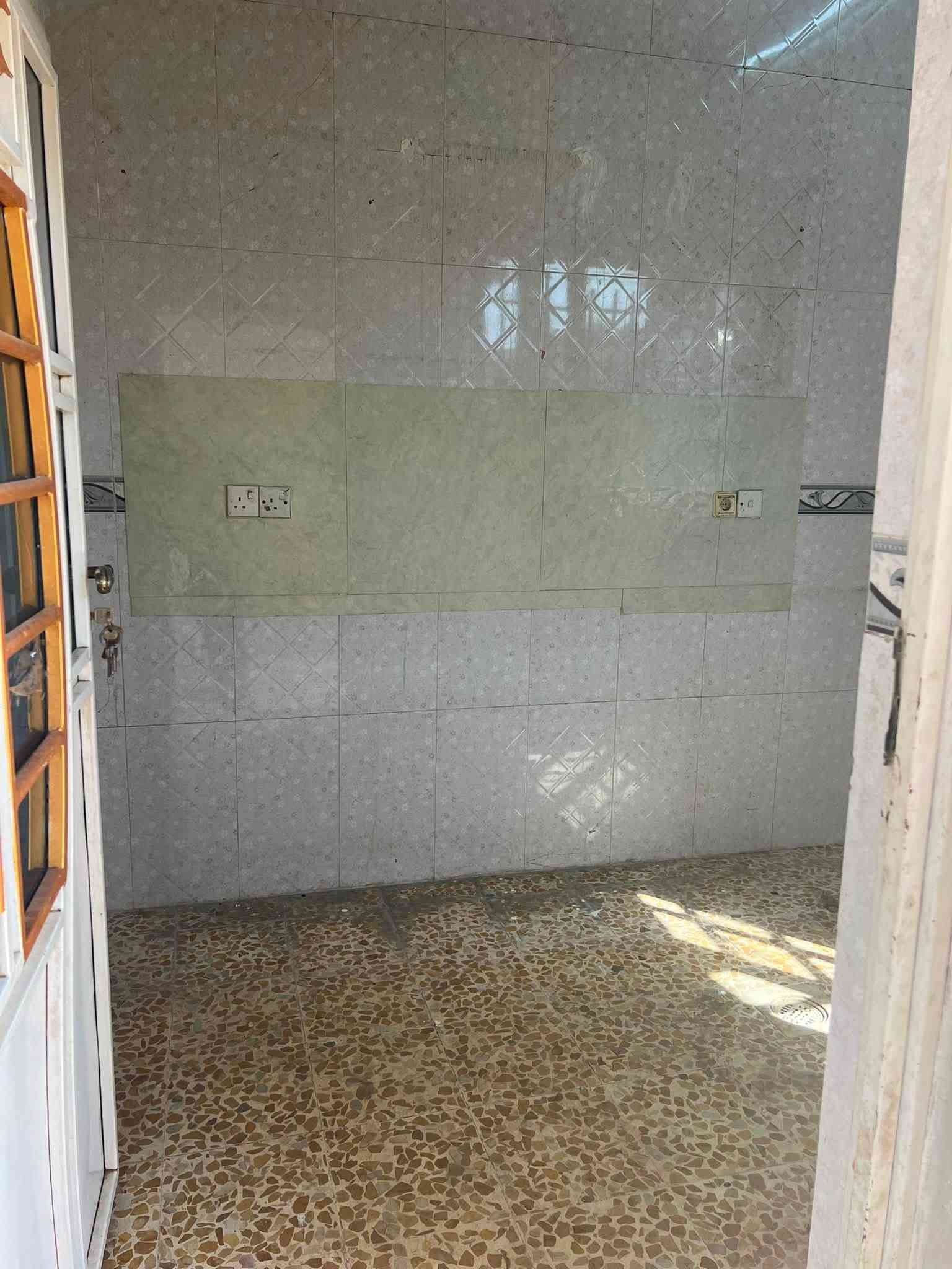 السلام عليكم 🫡 بيت 🏠 للإيجار في حي عدن غرفه هول صحيات واستقبال بيتونا سطح التواصل مع مكتب صفوان السنجاري في شقق الخظراء او على الارقام التالى *********** اسيا ***********
