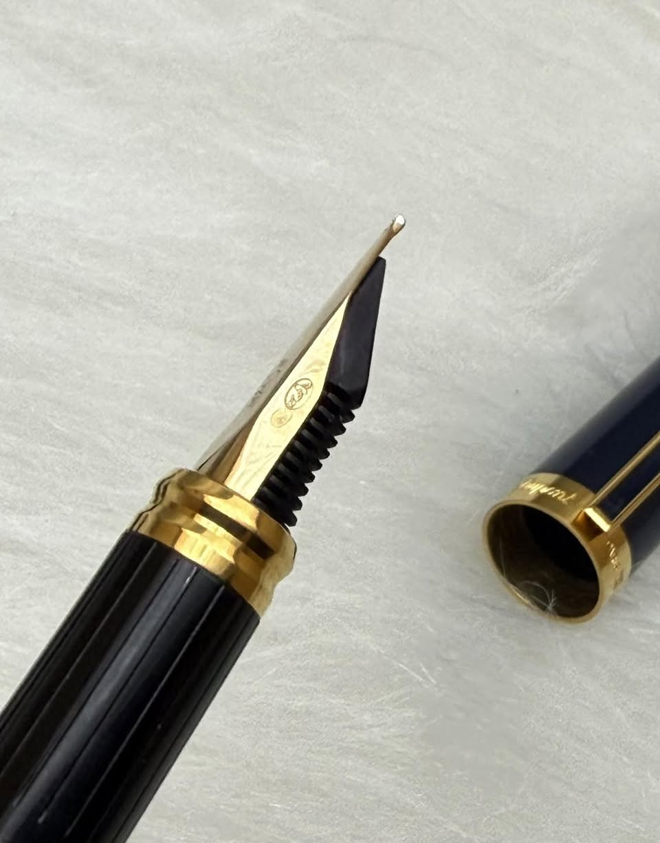 S.T.Dupont PARIS
سيت إس تي ديبونت
حبر و سوفت  
فرنسي المنشأ اصلي 
حجري لون نيلي 
ريشة(سلاية) ذهب خالص عيار 18k
جنكال + حلقات طلاء ذهب 
حجم الخط M
انتاج سنة الثمانينات 
جديد غير مستخدم 
مع العلبة الاصلية
للاستفسار المراسله على الواتساب او الاتصال بالرقم  *********** 
يوجد خدمة توصيل داخل بغداد و محافظات⁩
