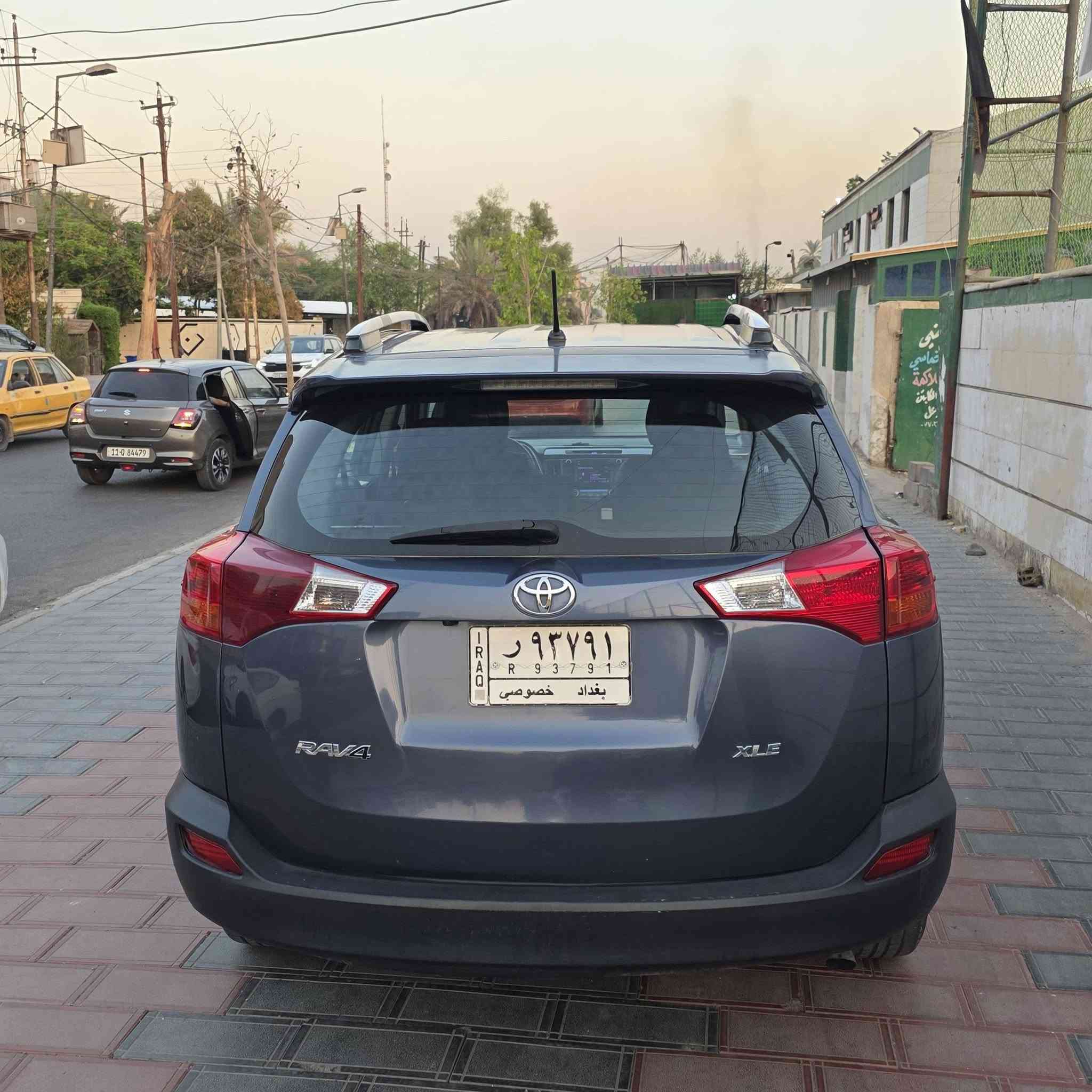 راف4 موديل 2013
وارد امريكي XLE
محرك 2.5L 
فتحة سقف
ماشية 64000 ميل
حادثهة صندوك و جاملغ خلفي موضح بالصور
الصندوك مبدل وصبغ جاملغ خلفي قطعتين
والسونار هم موجود بالصور
محرك وكير سليم 
رقم بغداد
السيارة نظيفة بحالة ممتازة باسمي وعلى ايدي
السعر 140 ورقة وبيه مجال 
للتواصل واتساب 
***********
