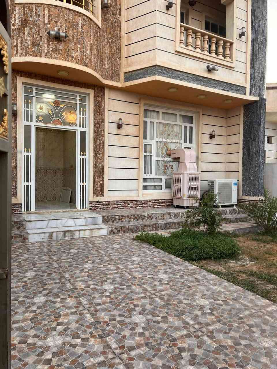 دار للبيع طابقين في الخالديه.حي الشهداء. نهايةشارع جامع ذو النورين .شارع 15 متر.المساحة 275 متر..الطابق الاول يحتوي على استقبال وصاله كبيره ومطبخ وغرف نوم عدد 2.ومجموعة صحيات خارجيه وداخليه.وحديقه. الطابق الثاني يحتوي على غرف نوم عدد 2 وصاله كبيره ومجموعة صحيات.الدار أرضيته مرمر للطابقين.للاستفسار عن السعر.الاتصال واتساب ***********
