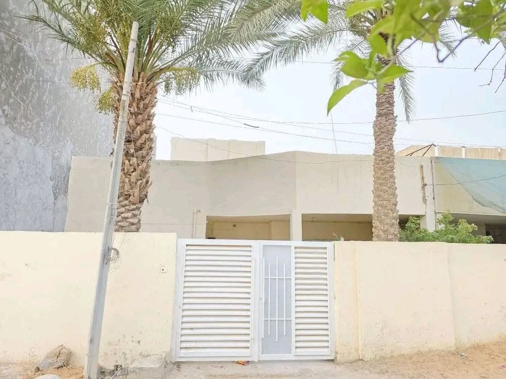 🔅 دار للبيع طابو صرف تحويل مباشر باسم المشتري    🔅🔆
⚜️ المســــاحة⚜️ 220م      
⚜️ العنــــوان ⚜️ حلة  / حي الامام خلف معجنات عسل الفرع مقابل السوق ما يقارب ١٠٠م عن الشارع التجاري 

            🔆  الــتـــفـــــاصـيــــل  🔆
بـنــاء ترميم  حديث يحتوي على غرفة نوم عدد(4) الطابق  هول كليدور  مطبخ مجمع صحيات طارمة حديقة داخلية    
🔱الــســعـــر  /// 240 مليون مجال بسيط  🔱 

⚜️⚜️⚜️⚜️⚜️⚜️⚜️        
((للاستفســار مراجعـة  # مكتب المستشار للعقارات _والمقــاولات_العامــة ))
العنــوان : حلة / حي الامام علي الفرع المجاور لمطبعة حي الامام  أو مجاور قصابة  الاخوين   او الاتصال على الارقام.🟡🟡📞📞📞♾
 🔆📞***********
*******+***********
***********

