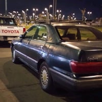 سيارة بطة لون زيتوني محرك 2500vvtمجول البدي مثل ماتشوفوة بس الغرفة يحت...