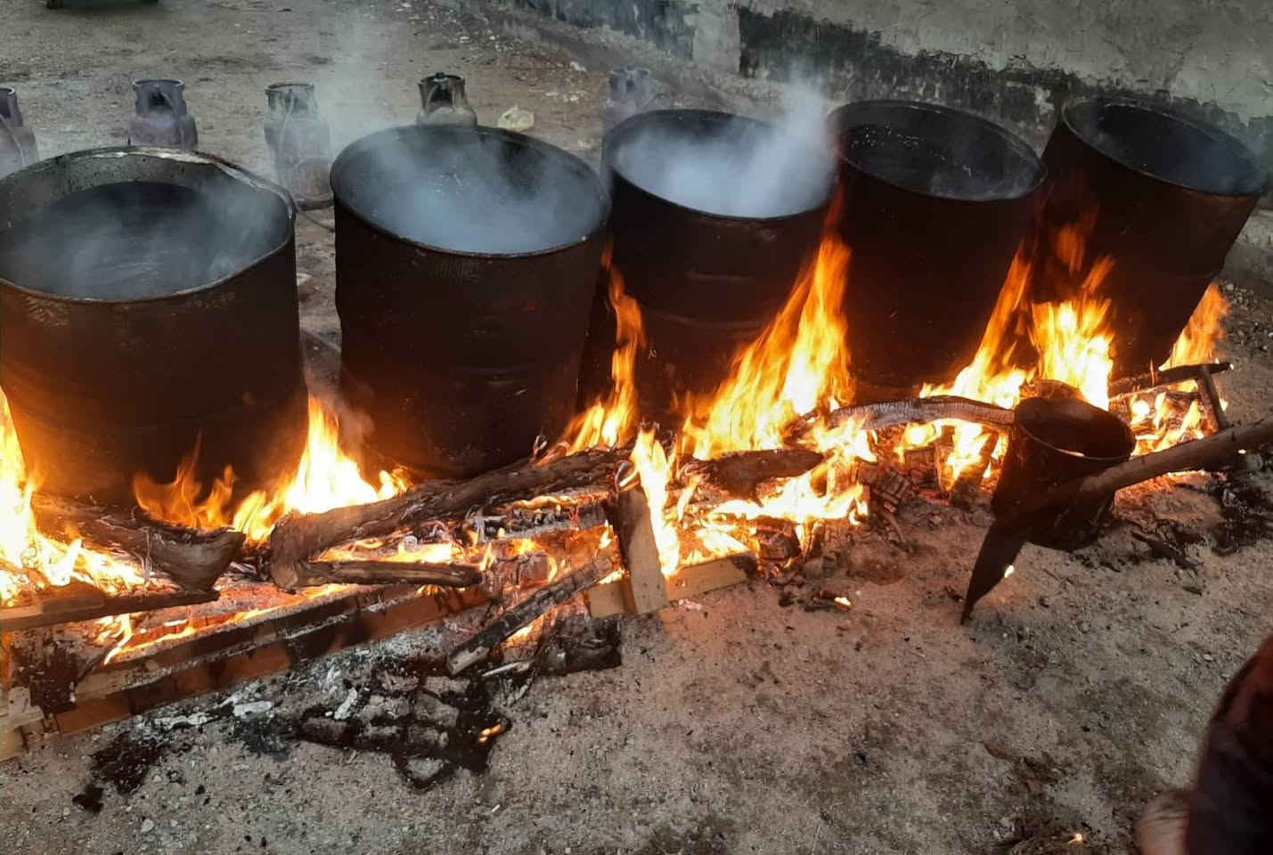 السلام عليكم اخوان العزاز نبدأ على  بركة  الله نشتغل زفت مال هيت السطوح وتصليح اشتايكر ومع قلع ماستك وتطبيك اشتايكر اصطوح والاتصال على هذا الرقم  ***********
