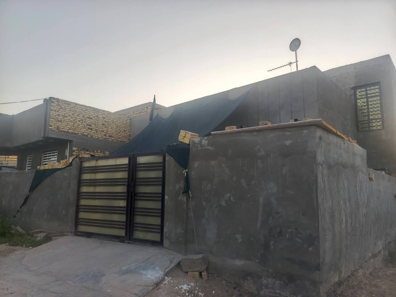 سلام عليكم دار للبيع مساحه 208 طابو زراعي سند 25 بناء حديث المكان حله ورديه خارج مقابيل جامع العكام يبعد عن الشارع 100 متر سعر 95 بي مجال ***********
