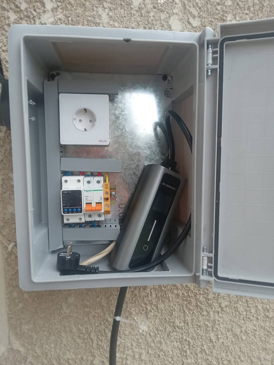 ترتيب كهرباء منازل🏘  بوردات سراكت اناره بوردات سياره شحن 💡  شد وتبديل خزان ماء سخانات تئسيس مفرغه صاروخيه شد صحيات   وتساب *********** ابو جنيد
