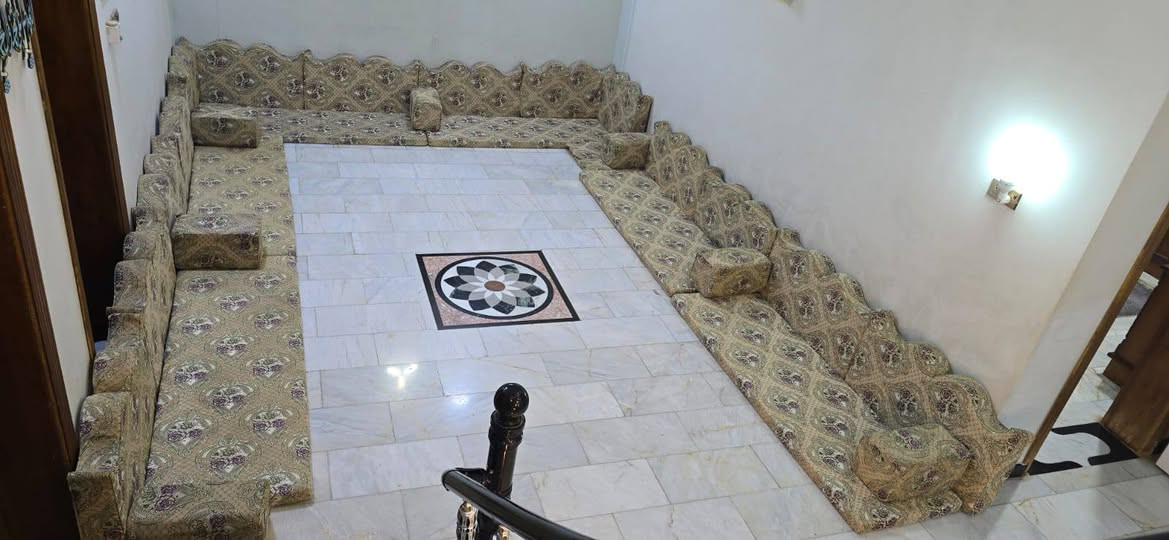 السلام عليكم
يوجد ديوان كامل 14متر 
نظيف استخدام قليل سعرة 450 وبي مجال قليل للتواصل 
***********
