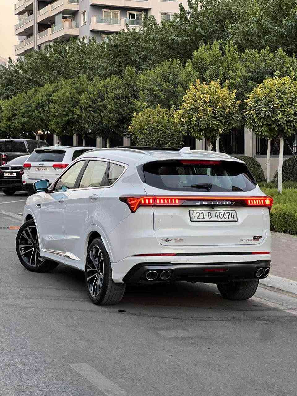 2024 Jetour X70 Plus (Luxury)
بێ بۆیاخ تەنها پەڵەیەکی زۆر بچووک کارتی هەیە
ماوەی ڕۆیشتن: 48,000 کیلۆمەتر
بزوێنەر: 1.6 لیتر توربۆ، 4 سلندر (~194 بۆ 197 ئەسپە هێز)
گێڕبۆکس: 7 گێڕی ئۆتۆماتیک (دۆبڵ کلاچ - DCT) لەگەڵ شوێنی گۆڕینی گێڕ لەسەر سۆکان (Paddle Shifters)
سیستەمی ڕاکێشان: پێشەوە (FWD)
ژمارەی کورسی: 7 کورسی (3 ڕیز)
دۆخەکانی لێخوڕین: Eco (ئابووری)، Normal (ئاسایی)، Sport (وەرزشی)
ویلی ئۆتۆمبێل: 20 ئینجی ئەلەمنیۆمی وەرزشی
سەقف: پانۆرامای شووشەیی گەورە (62 ئینج)
ڕووناکی: لایتی LEDی تەواو لەگەڵ لایتی ڕۆژانەی (DRL) زنجیرەیی
دەرگای سندوقی دواوە: کارەبایی (توماتیک)
ئاوێنەکان: کارەبایی، گەرمکەرەوە، و داخرانی ئۆتۆماتیکی لەگەڵ پڕۆژێکتەری بەخێرهاتن
سێنسەری باران بۆ جامسڕی ئۆتۆماتیک دیزاینی ناوەوە و ئاسوودەیی
ڕەنگی ناوەوە: کوشنی جڵدی کۆمفۆرت بە دوو ڕەنگی نایابی خاکی و پڕتەقاڵی
سۆکان و دەشبول: داپۆشراو بە چەرمی خاکی نەرم و سۆکانی چەند تایبەتمەندی
کورسییەکان: سیستەمی کارەبایی بۆ کورسی شۆفێر و سەرنشینی پێشەوە لەگەڵ سیستەمی بیرگە (Memory)
ساردکەرەوە و گەرمکەرەوەی کورسییەکانی پێشەوە
ڕووناکی ناوەوە: LEDی فرەڕەنگ و گۆڕاو (Ambient Lighting)
سیستەمی ساردی و گەرمی: ئۆتۆماتیک بۆ چەند ناوچەیەک لەگەڵ شوێنی هەوا بۆ دواوە و پاڵێوەری هەوای CN95
دەستپشتی ناوەڕاست: خاوەنی بەشی ساردکەرەوە و گەرمکەرەوە تەکنەلۆژیا و زانیاری
شاشەکان: سێ شاشە، دوو شاشەی 10.25 ئینج (شاشەی زانیاری شۆفێر + شاشەی سەرەکی بەلمس) وە شاشەی تایبەت بە کۆنتڕۆڵی ساردی و گەرمی هەوا و کوشنەکان
Nrx:175
***********
*********** السليمانية, العراق
