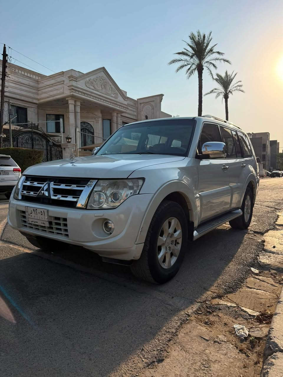 السلام عليكم 
باجيرو للبيع موديل ١٤ خليجي
مكفولة كفالة عامة عدا بارد باب الجنطه ع كد شبر كلش بسيط  
مكينية ٦ سلندر (3500)
گير محرك تبريد كفالة 
سيارة استخدام شخصي مواصفاتها معروفة حبتور
ماشية ١٣٠ رقم بغداد بأسمي 
رقم التواصل ***********
السيارة مكانها المنصور الاميرات
