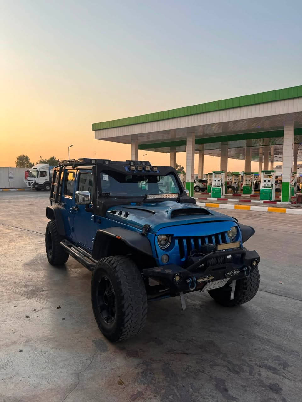 🚨 للبيع رانكلر 2016 — مواصفات وتعديل مميز جدًا 🚨
🔹 النوع: Jeep Wrangler
🔹 الموديل: 2016
🔹 اللون: أزرق مميز 💙

السيارة عليها تعديلات وتجهيزات قوية، منها:

🔧 التعليق والتجهيز الخارجي:
• ترفيعة Fox بمواصفات 3.5
• دبل ستيرن Fox
• دعامية أمامية حديد معدلة ماركة Poison Spyder
• ونچ سحب
• دعامية خلفية حديد معدلة
• حامل سبير ماركة Poison Spyder
• دوسات حديد Poison Spyder
• بنيد Top Fiber
• سباية Poison Spyder
• فندرات Top Fiber وعليها تفاصيل وتعديلات هواية

💡 الإنارة والتجهيزات:
• دكم تشغيل وإنارة
• داخلية معدلة لونها بنفس لون السيارة
• شاشة Sport بنظام Android

📌 ملاحظات السيارة:
• حادثها سابقًا بأمريكا، والباب موجود بالصورة
• بيها طخة بالعراق بالجام الخلفي
.مبدل مكينه نظيفه وصافيه جدا

السيارة بيها تفاصيل وتعديلات هواية، ومناسبة للي يحب الرانكلر والتعديل المميز 🔥

📞 السعر: 185 وبيها مجال 
📍 الموقع: بغداد
📱 للتواصل: ***********

البيع للجادين فقط.

