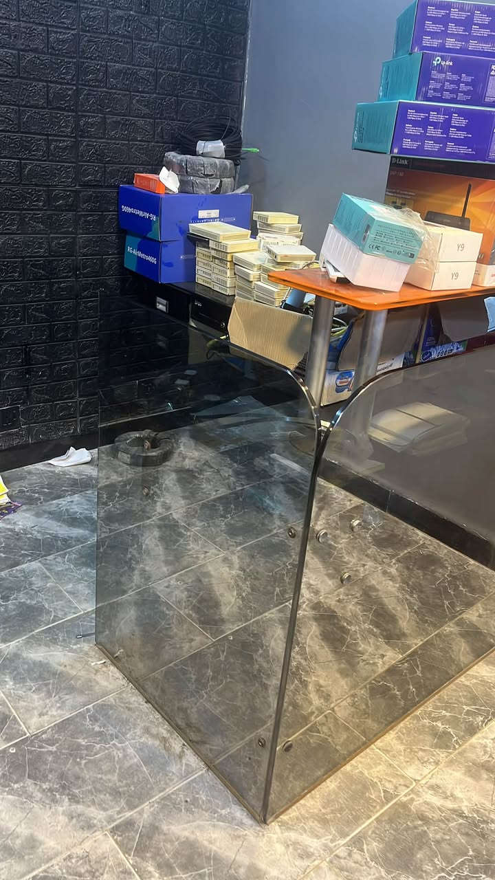 ميز مكتبي + ميز كاشير وجرارات الي يفدنه خلي ينطي سعر وياخذهن مكاني بغداد الشعب السريدات 
***********
