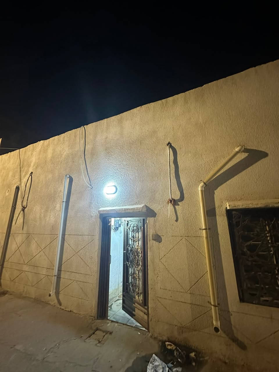 للبيع بيت البصرة محوله زهير قرب شارع
مساحه144متر سهم بطابو عراقي اصولي
وبسعر100مليون ***********📞
