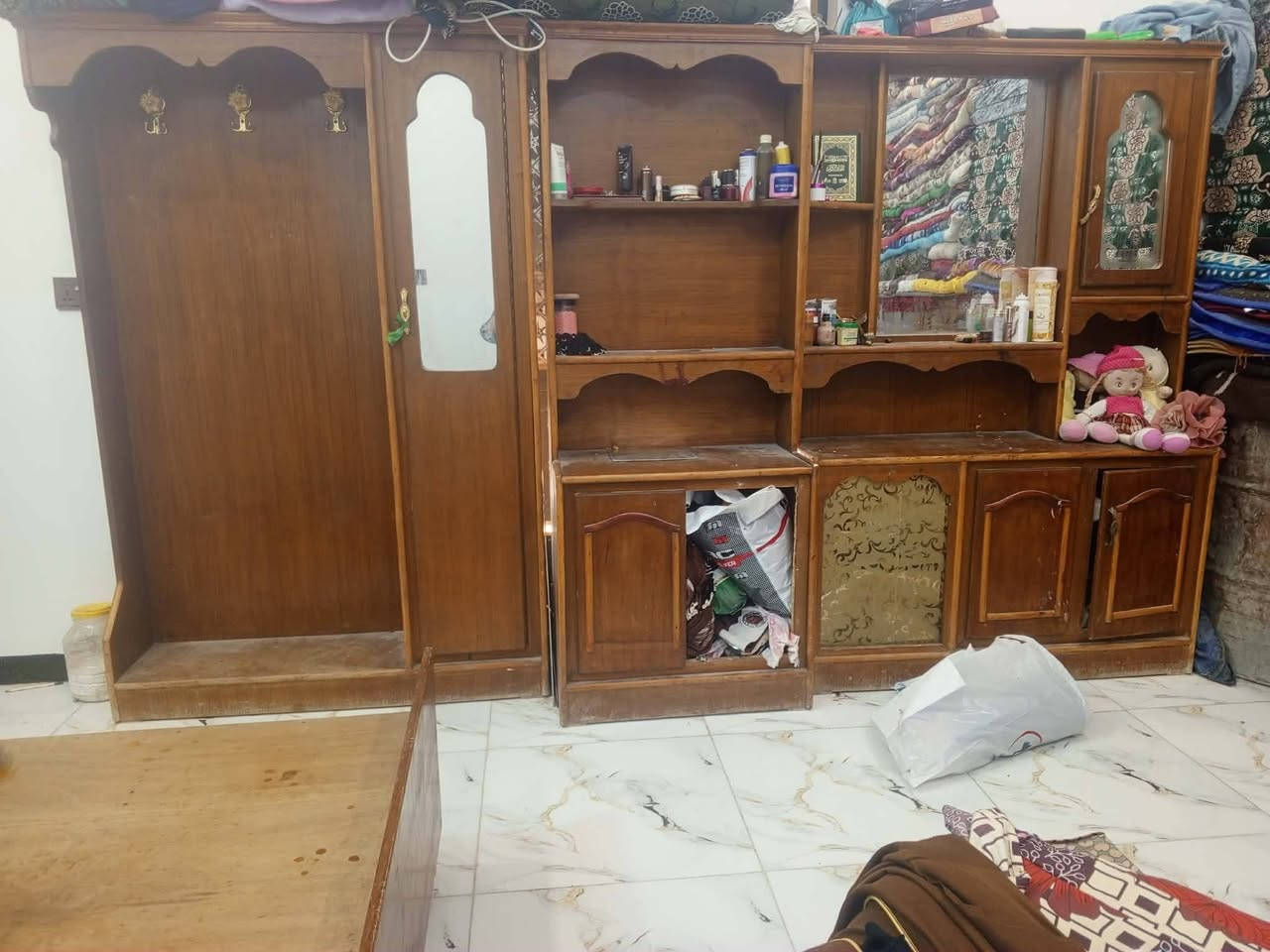 السلام عليكم 
يوجد لدي قرفه اخشاب للبيع بسعر مناسب ***********
