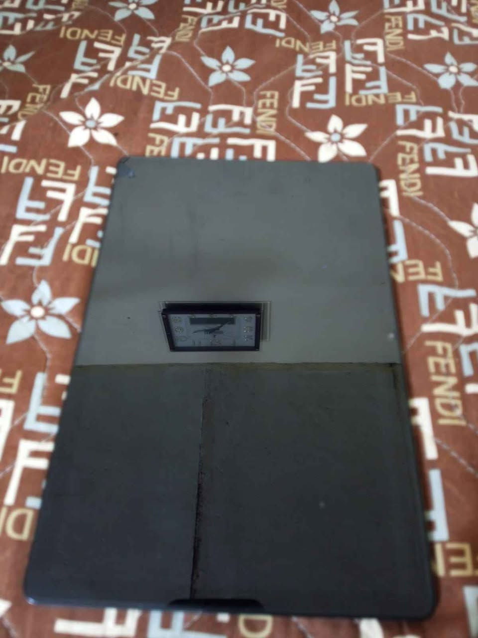 تابلت Honor Pad X8a 🔥  
​إذا كنت تبحث عن تابلت يجمع بين الأداء القوي للشغل والدراسة، وتجربة ترفيهية ممتازة سينمائية، فهذا الجهاز هو الخيار المثالي!
​📱 أهم المواصفات:
​الشاشة: كبيرة بمقاس 11 إنش بدقة FHD+ (1920×1200) مع معدل تحديث 90Hz لحركة سلسة جداً وحماية متطورة للعين.  
​المعالج: Snapdragon 680 (تقنية 6 نانومتر) أداء سريع وسلس في التصفح والألعاب.  
​الذاكرة والتخزين: 128 جيجابايت ذاكرة داخلية + 4 جيجابايت رام (مع إمكانية توسعة الرام لـ 8GB).  
​البطارية: ضخمة بسعة 8300 mAh تدوم معك يوم كامل استخدام متواصل بكل سهولة.  
​الصوت: 4 سماعات خارجية (Quad Speakers) بنقاء وتوزيع صوت ممتاز.  
​النظام: MagicOS 8.0 الحديث والمستند إلى أندرويد 14.  
​الكاميرات: 5 ميجابكسل خلفية + 5 ميجابكسل أمامية (ممتازة للمكالمات والاجتماعات والدراسة).  
​التصميم: هيكل معدني خفيف وأنيق بسُمك 7.25 ملم فقط.  
​📌 حالة الجهاز : (زيرو مع الكارتونة وباقي الملحقات )
💰 السعر المطلـوب: (206 الف مجال بسيط)
📍 الموقع / التوصيل: (البصرة حيانية الشارع العام  وتوفر التوصيل)
​📞 للتواصل والاتصال أو واتساب: (***********) البصرة, العراق
