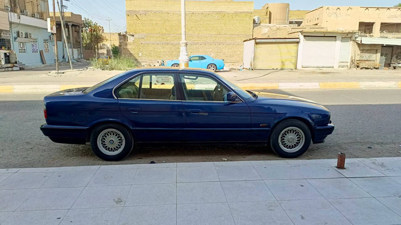السلام عليكم للبيع او المراوس bmw 525
بي ام 525 موديل 1991 رقم بغداد الماني 
مكينة 6 مفتوح 
السيارة مصبوغة عام اثر جراد
مكينة وگير بالكارتون شرط كهربائيات كلشي بيهة شغال 
لايتات عدسات جدد توني شادهة بچم كله جديد
السيارة نصبة وشلعة ترايك وين ماتريد 
تخم تاير بيهة جديد ويل خلية غرفة جديدة 
السيارة ماعايزة شي
 مكانهة ناصرية حي التضحية
سعرها 42 وبيها مجال 
للاستفسار 
***********
