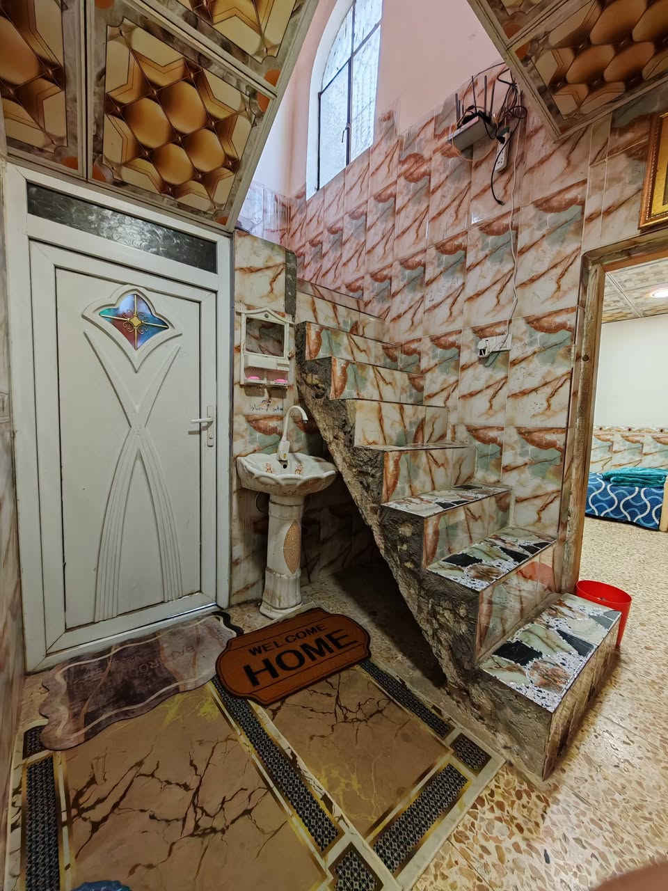 السلام عليكم
بيت للبيع

المساحة 100م طابو صرف 

الطابق الأرضي طابوق و السقف كونكريت و سقوف ثانوية
و الارضيه سيراميك  

يحتوي على استقبال و مطبخ و غرفة و صالة و صحيات

الطابق الثاني

غرفة و صالة كبيرة و سطحين

مع 3 سبالت 2 طن  و كاونتر تسگام 

العنوان شهداء سيف سعد مقابل ملعب كربلاء الدولي

علماً البيت على شارع 30

السعر 125 

للاتصال ***********
