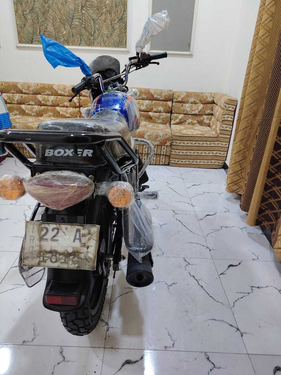 السلام عليكم
للبيع دراجة نوع هندي🇮🇳// ١٥٠/cc
نوع استخدام الدرجة شخصي (خاص) 
بوكسر رياضي مديل 2025  نهاية سنة 
مسجلة على 2026
دخول دراجة للعراق 2025 مسجلة 2026
تاريخ الشراء: 2026

شركة الشراء : من الوكيل الرسمي
شركة باجاج في العراق (غبور القلم) 
دخول الدرجة من إقليم كردستان العراق 
شركة (بهر شاخان)
لون : ازرق 
عداد الرحلة : 17.279
المحرك : كفالة 
الرقم : إنكليزي أربيل ( رقم مميز ) 

الرسميات: دراجة اصولية 
سنوية و رقم  إنكليزي أربيل و المالك بصرة بسمي دراجة
الكفالة : دراجة كفالة عامة من السرقة او تلاعب في قطع الغيار أو عداد الرحلة و الدراجة على وضعية الشركة كفالة
(والك حق الفحص وانه خادم) 

الصيانة : كفالة ما داخلة اي صيانة 
استخدام الزيت : ليكو مولي 20W50
 LIQUI MOLY /زيت المانيا
كل 12 يوم يتم تبديل الزيت المحرك
الكهرباء دراجة : كل شيء شغال 

السعر :(على الخاص) 
الموقع الدراجة بصرة  _ قضاء شط العرب
ارجو من الاخوة الكرام 
الاتصال أو المراسلة على هاذا رقم 
***********
