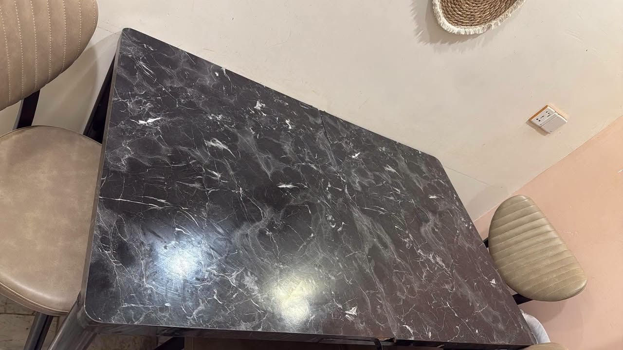 ميز طعام ومرجوحة نظيفات كلش ما بيهم اي ضرر العنوان بغداد الحريه لتواصل اتصل على هذا الرقم ***********

