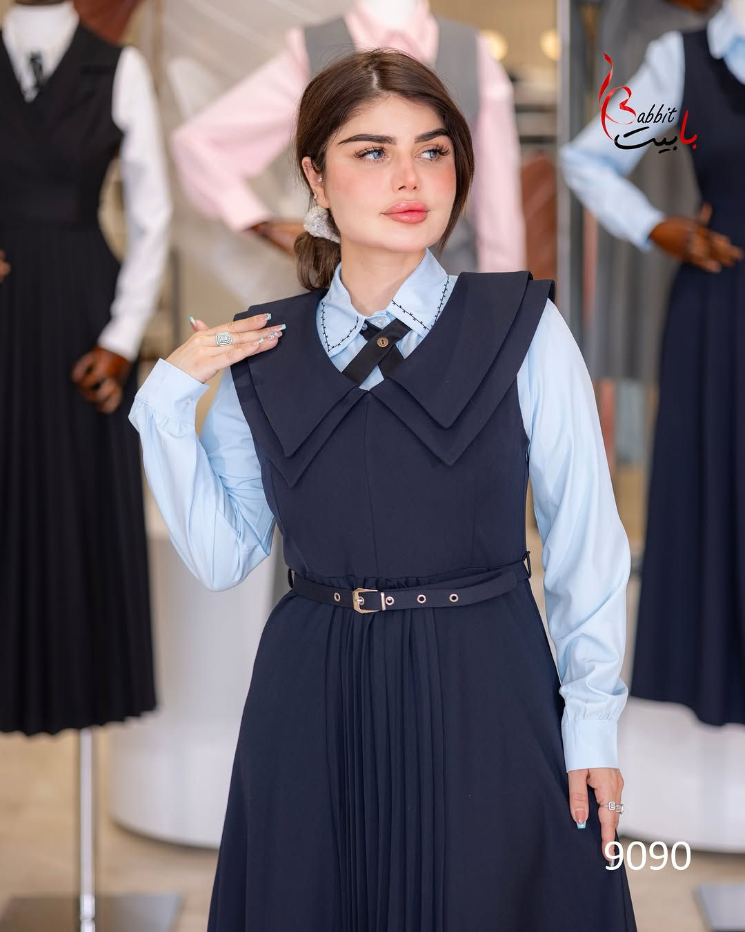 ⁨	⁨	⁨	⁨	صدريّة مدرسية بياقة عريضة تضيف لمسة أنيقة ومميّزة ✨مع حزام يحدّد الخصر بانسيابية ويمنح التصميم قصّة مرتّبة وأنيقة تفاصيل ناعمة… وأناقة تكمّل الإطلالة. 🎀

القياسات : 38-40-42-44-46

نوع القماش : كبردين
طول الصدريه : 130 سم⁩

زبائننا الأعزاء للحجز السريع يرجى مراسلتنا دايركت او على  الرقم التالي : 
***********⁩⁩
