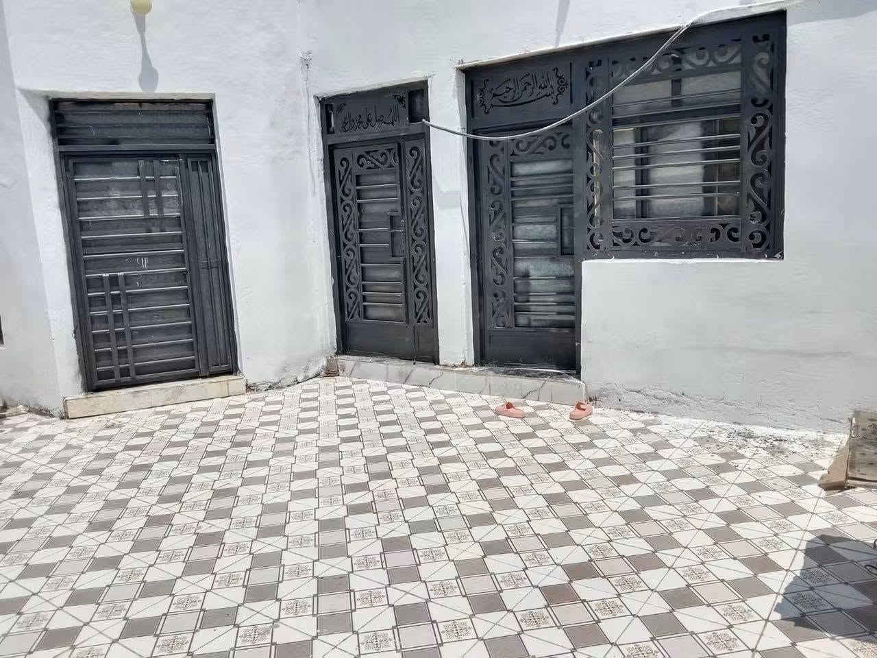 السلام عليكم بيت للبيع مساحه 200 متر غرفتين وصاله مطبخ واستقبال ومناور بيت جديد ونظيف حي الامين ام  طباشي خلف حسينيه سفينه طريق الزوار اكثر استفسار اتصال بالرقم ‏‪***********‬‏
