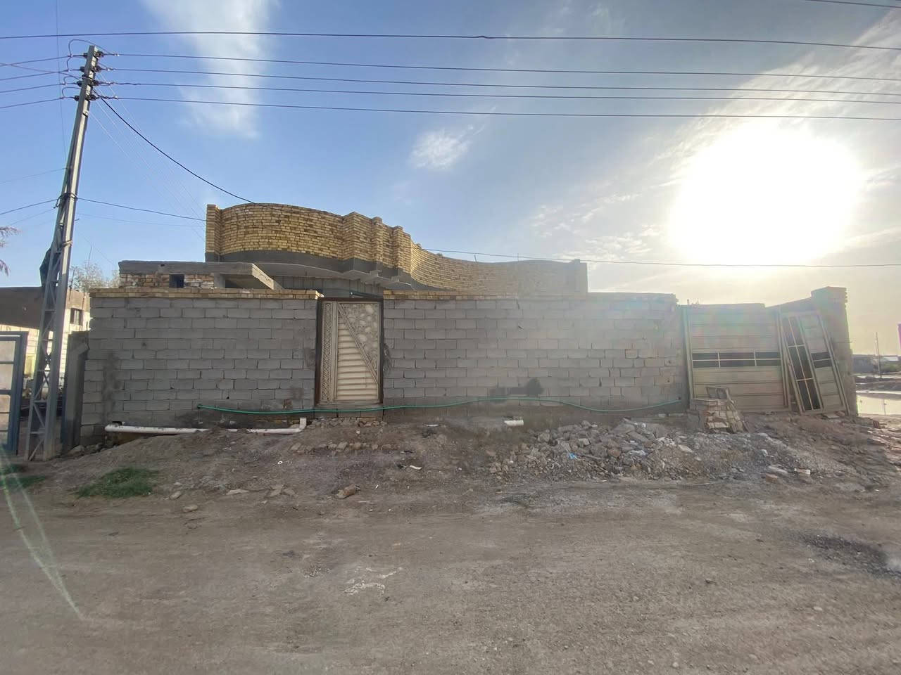السلام عليكم بيت البيع مساحه 400قرب حسينه سيد جاسم البيت طابقين الطابق العلوي هيكل يتكون من ثلاث غرف خمسه ب خمسه متر وصاله خمسة ب عشره متر وصحيات داخليه ثنين ب ربعه متر مطبخ خمسه ب خمسه متر وستقبال خمسه ب تسعه متر وطرمه 100متر البناء حديث ودرجه اولهلاتصال علا الرقم. ***********
