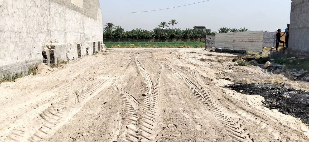 السلام عليكم قطعه ارض للبيع في منطقه الازركيه قرب محطه الماء مساحه القطعه 300/// 7.50×40 نوع المولك طابو زراعي سند 25 تبعد عن الفلوجه 3 دقائق السعر 40 وبيه مجال بصيط شباب مامتواجد عل فيس اتصل ع رقم ***********///***********
