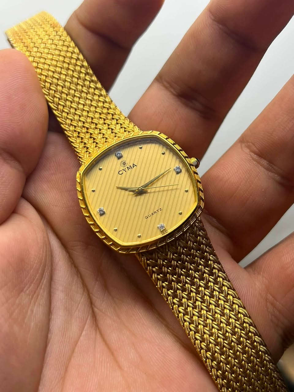 سيما CYMA Swiss made 🇨🇭⚜️

- من اجمل الموديلات السويسرية

- سيما سويسري إنتاج 1980

- سير حصيره ذهبي رجالي قطر 31 ملم (رسمي)

- طلاء ذهب بالكامل مع أربع حبات الماس داخل المينا

- مخزنه بالستيكر الخلفي 

رجاءًا لمعرفة الـسعر والحجز على الخاص 📍
للاتصال ***********
