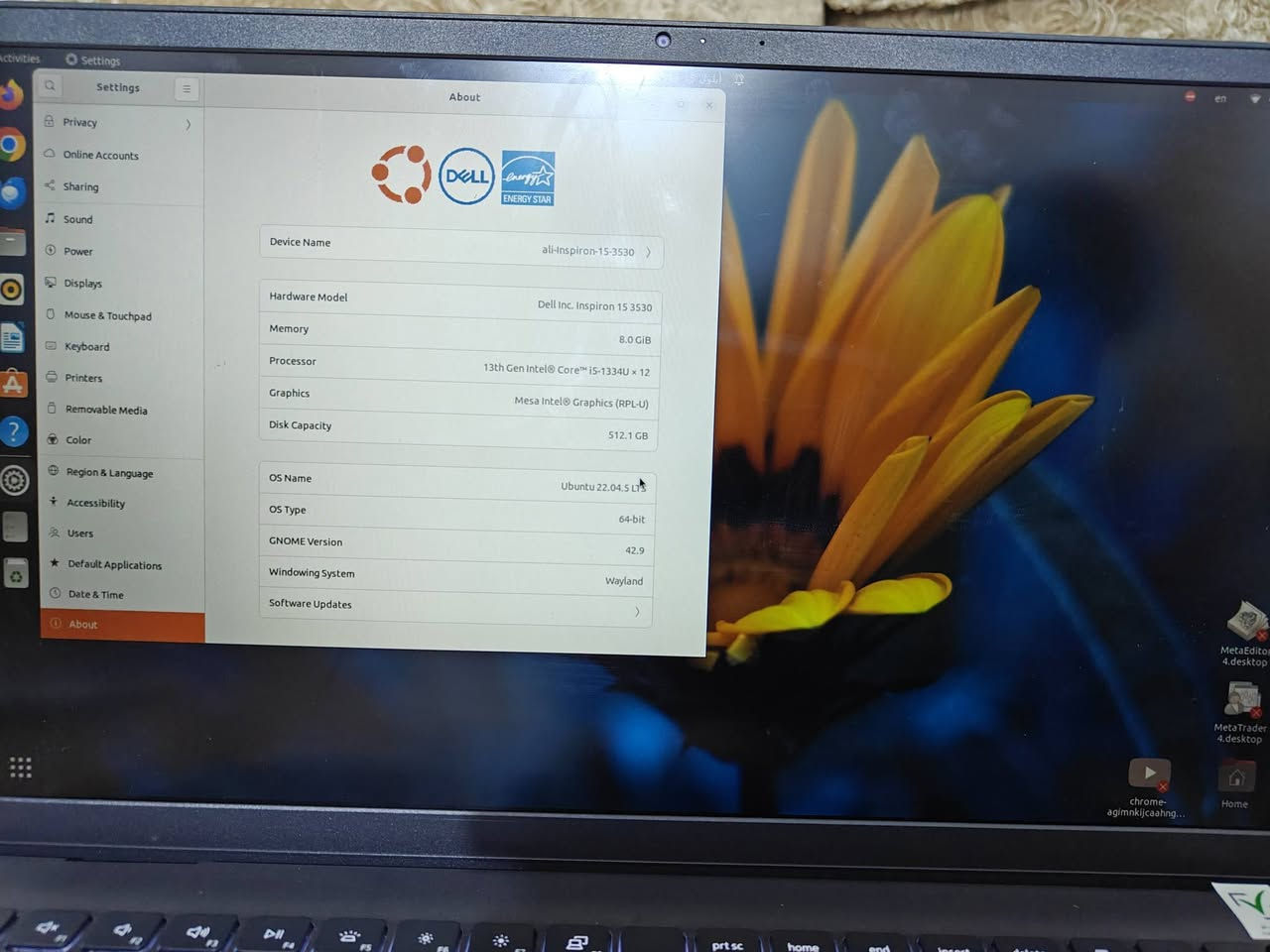 💻 للبيع: لابتوب Dell Inspiron 15 3530 (أداء قوي وتصميم أنيق)
جهاز عملي وأنيق بحالة ممتازة، مثالي للدراسة، العمل المكتبي، البرمجة، والتداول اليومي بفضل معالج حديث وسريع جداً.
✨ أبرز المواصفات:
المعالج (CPU): Intel® Core™ i5-1334U (الجيل الثالث عشر الحديث) — 12 خيط معالجة لأداء سلس وسريع في إنجاز المهام المتعددة.
الذاكرة العشوائية (RAM): 8GB DDR4 — سرعة عالية في الاستجابة والتنقل بين التطبيقات.
التخزين (Storage): 512GB SSD NVMe High-Speed — إقلاع سريع جداً للنظام وفتح البرامج في ثوانٍ.
الشاشة (Display): 15.6 بوصة بدقة FHD — ألوان واضحة ومريحة للعين أثناء العمل الطويل.
كارت الشاشة (Graphics): Intel® Iris® Xe / UHD Graphics — ممتاز لتشغيل الفيديوهات عالية الدقة والتطبيقات اليومية.
البطارية (Battery): بحالة ممتازة تدوم لعدة ساعات عمل متواصلة حسب الاستخدام.
الملحقات والنظام: الشاحن الأصلي مرفق، مع نظام تشغيل سلس ومستقر.
🏷️ السعر: [625000] وبيه مجال 
لتواصل ***********
