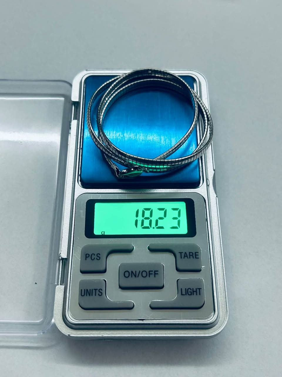� قلادة فضة بتصميم بسيط وأنيق
لمسة خفيفة تناسب اللبس اليومي وتكمل إطلالتك.
✨ فضة 925
📩 ، علما ان سعر الغرام 4000 ووزن القلادة 18.23 *********** 
🚚 التوصيل متوفر
