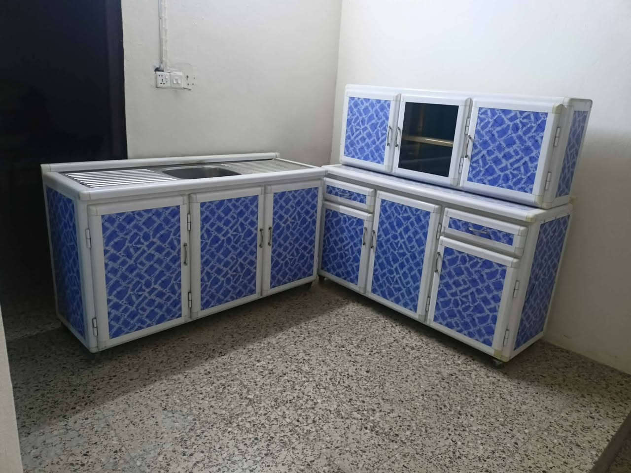 كاونترات للبيع ثلاث قطع نضاف فقط بيهم كسر مصلح وموضح بالصور للاستفسار الاتصال على الرقم ***********
