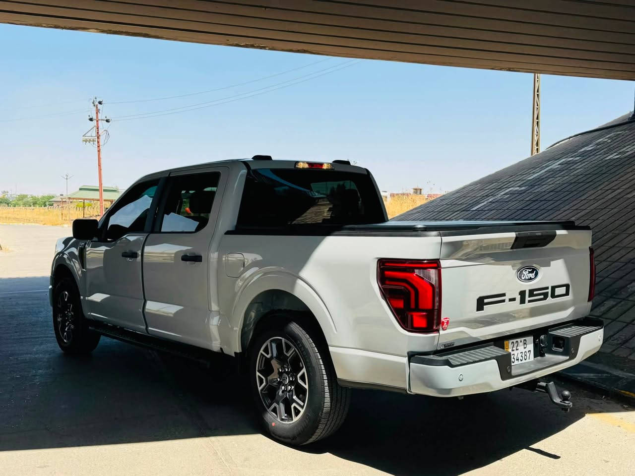 للبيع: فورد F-150 STX موديل 2024
* الموديل: 2024
* الماركة: Ford F-150
* الفئة: STX
* الكابينة: SuperCrew (أربع أبواب)
* المحرك: 2.7 لتر EcoBoost V6 توين تيربو – 325 حصان تقريبًا 
* ناقل الحركة: أوتوماتيك 10 سرعات 
* نظام الدفع: 4×2 (دفع خلفي) 
* اللون الخارجي: فضي (Iconic Silver)
* عدد المقاعد: 5–6 ركاب
* تاريخ الإنتاج: 07/2024 (حسب ملصق الباب)

المواصفات

* شاشة معلومات وترفيه 12 إنش.
* كاميرا خلفية.
* تشغيل ذكي (Push Start).
* دخول ذكي بدون مفتاح.
* مصابيح LED.
* نظام المحافظة على المسار (Lane Keeping Assist).
* تحذير النقطة العمياء (Blind Spot Monitoring).
* فرملة طوارئ أوتوماتيكية.
* مثبت سرعة.
* حساسات ضغط الإطارات.
* جنوط ألمنيوم مع إطارات 275/60R20.
لتواصل ***********
