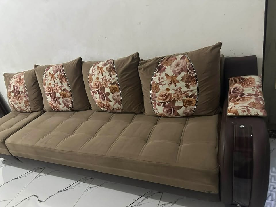 للبيع ديوان ١٠ مقاعد حطاطه نضيف كلش 
وميز طعام  زجاج سلايت ***********
