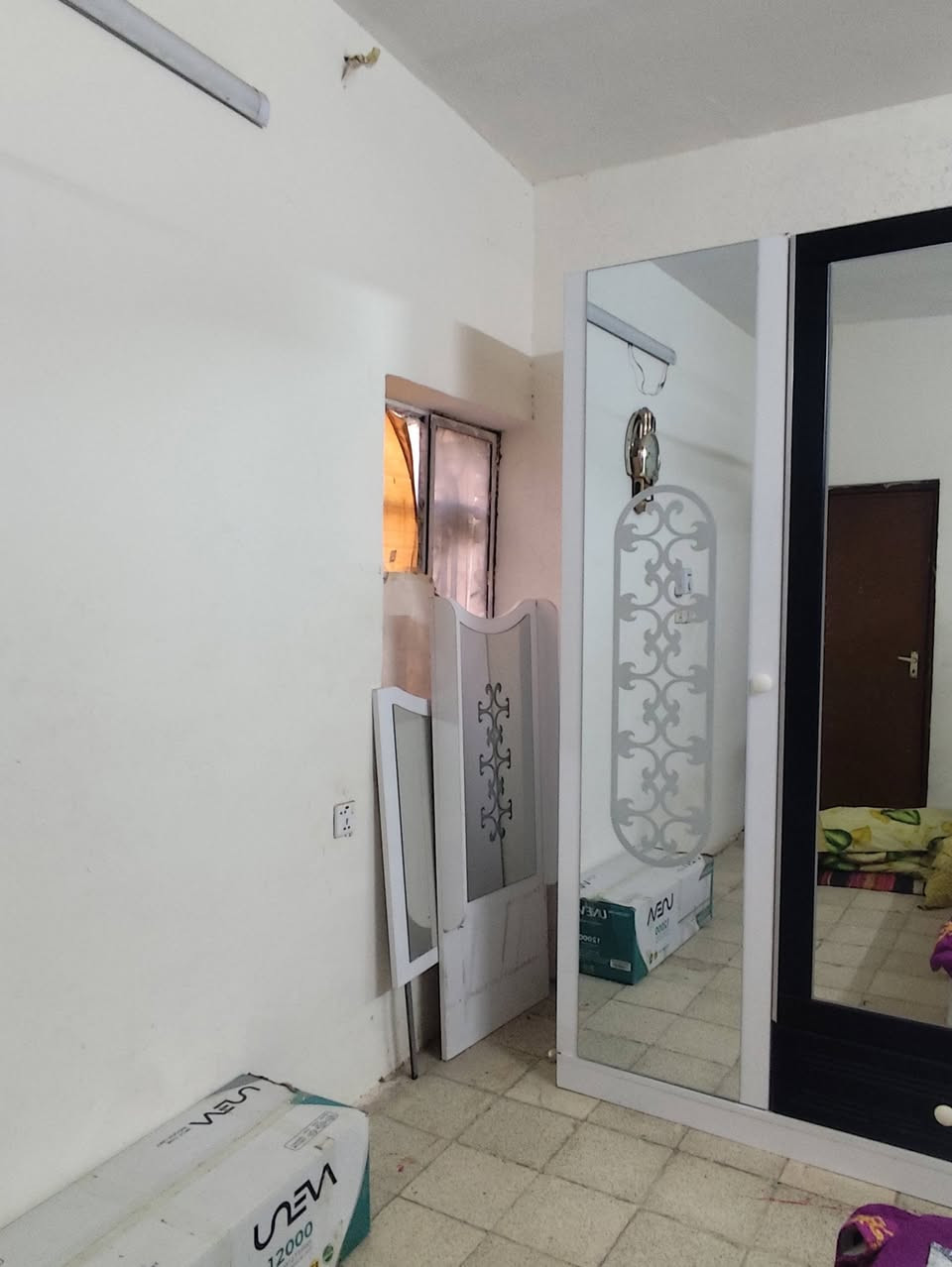 غرفه تركيه للبيع 3 قطع غرفه كلش نظيفه سعره 100  وبيعه مجال
للتواصل ***********
