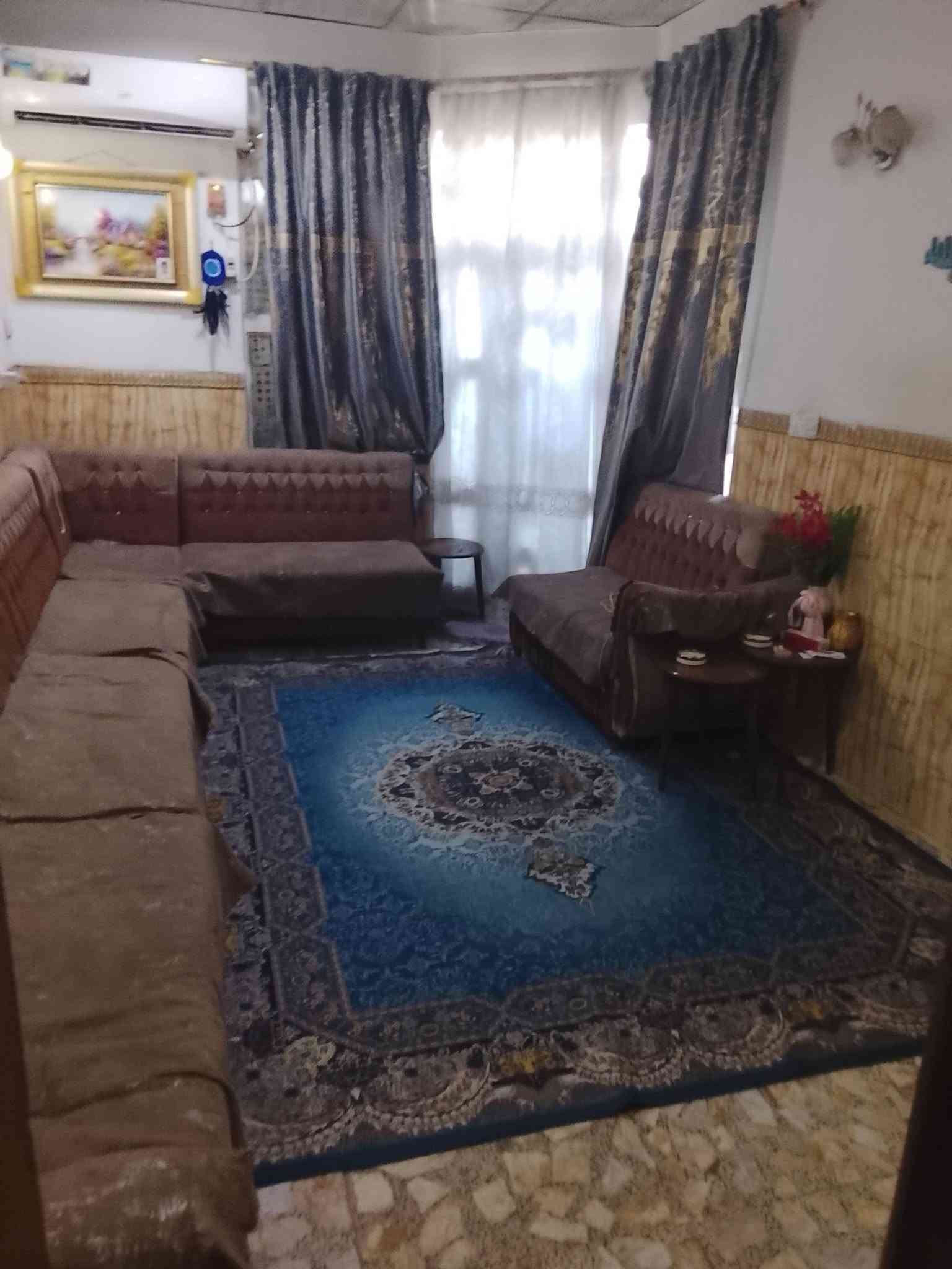 بيت للبيع بشارع المطار القديم مقابيل الجامع الذهبي قرب مدرست الجنائن 100متر مربعه اساس صب سقف صب بناءبلوك طفيلي كاشي درجه وله وسيراميك كله سقوف ثانيويه بي 3غرف وحده جوه وثنين فوك واستقبال وصاله ومطبخ وحمام جوه وحمام فوك وحمام خرجي البيت شغل درجه ولوه وكامل مرقم ومشمول بل تطويب قرار 25 ابيت قريب عل شارع يعني يبعد 200متر عن الشارع المطار القديم سعره 38وبيه مجال رقمي ***********
