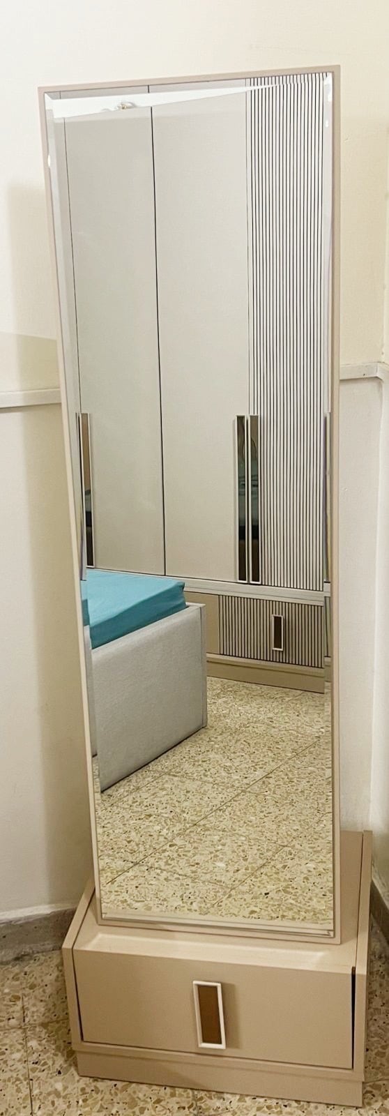 السلام عليكم بيع مستعجل غرفه مستعمله قليل كلش + مامفتوحه ابدا ..
تركي درجه اولى 
نوع "زيتار " بتصميم ايطالي
مكونة من 9 قطع
كنتور عرض قياس 280 سم و ارتفاع 230 سم 
سرير - كومديات 2 - ملحق مجرات- مرايه زاويه-
طابوريه - ميز تواليت - شازلون 
فقط مخزن السرير بحاجة صيانة + لدات الانارة ..