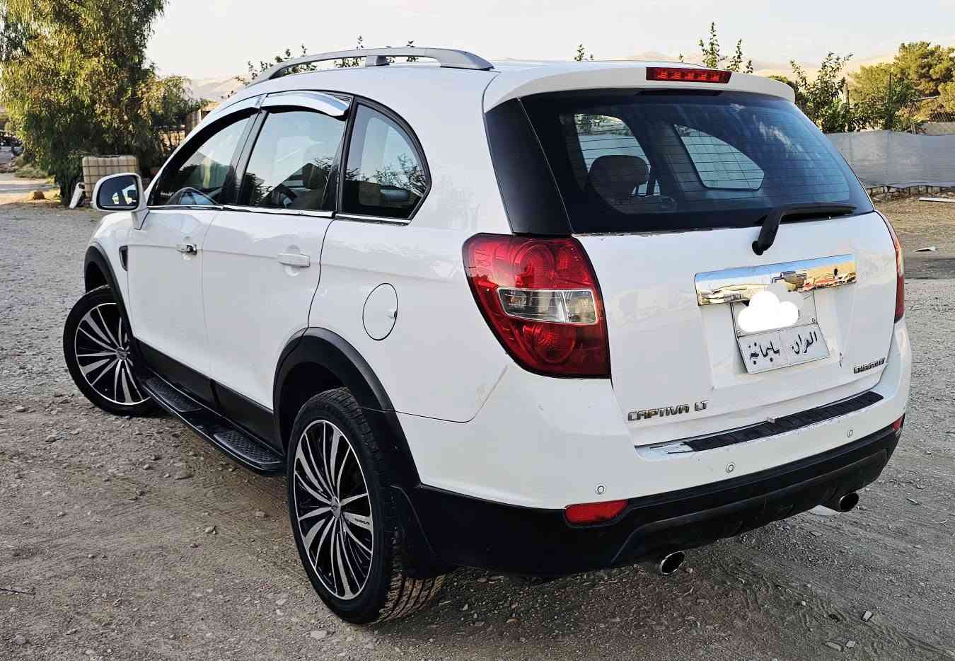 سڵاو 
شۆفرلێت کاپتیڤا،2009،سپی بەفری،سلێمانی،4×4
دەبڵ اکسڵ،سڵایت،ناوزەرد،کامێرا،کوشن کارەبایی،بەشەرتی گێڕومەکینەوتبریدوتەقەوڕەقەواکسل وتحويل وغرامەو هەمووشتێک،لەسلێمانییە، 
4پارچەی بۆیاخە***********
57$ومعامەلە، گۆڕینەوەش ئەکەم ***********●●*********** السليمانية, العراق

نص مكتوب في الصور:
- *********** ***********
