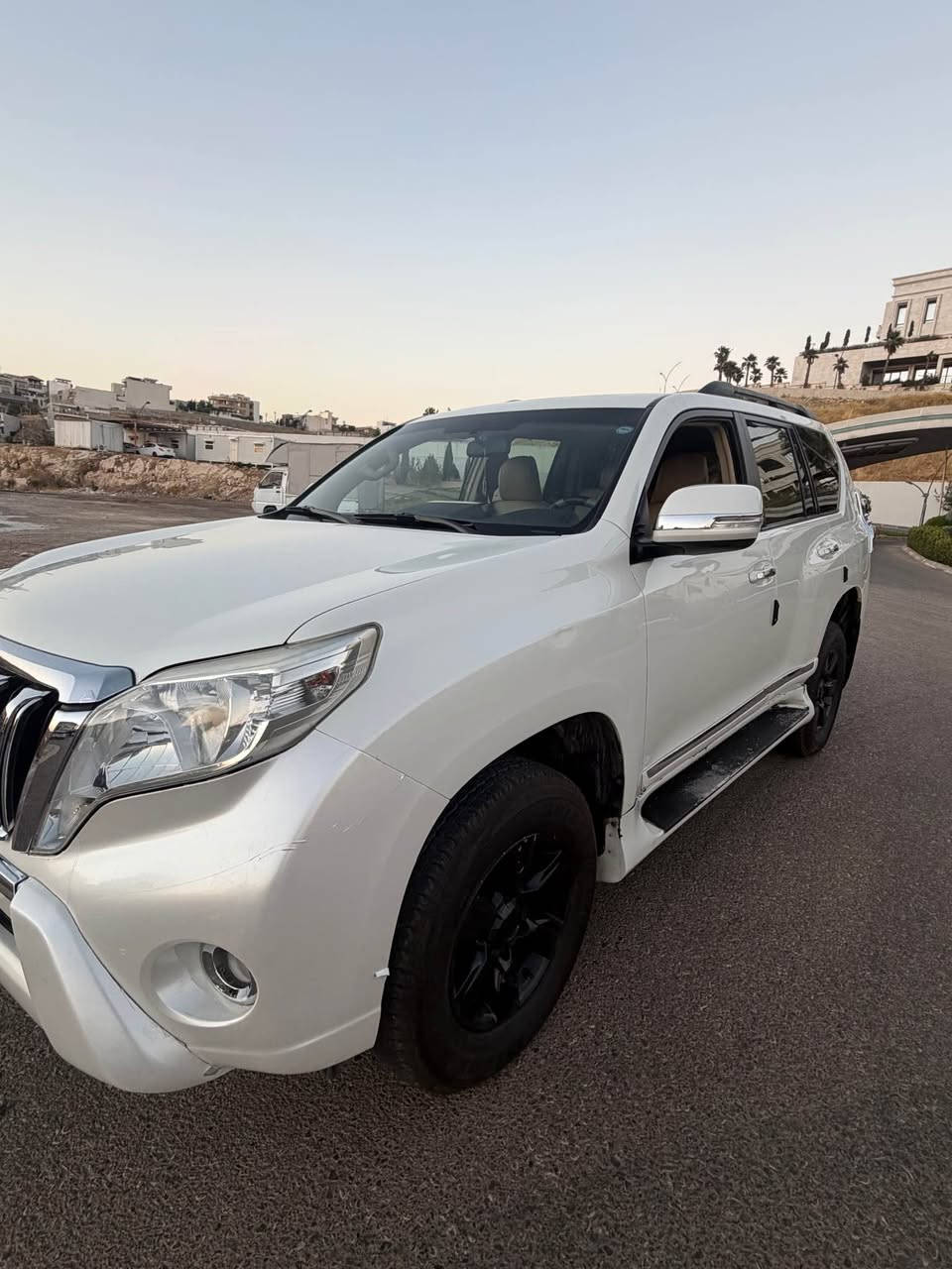 Toyota prado 2014
مواسەفاتی TX.L
بێ بۆیاخ سۆنەریم داناوە تەنها کەمێک ساردی هەیە 
نمونەیە لە جوانی تەنها ١٠٩ هەزار ڕۆشتوە 
گێڕ و مەکینە کارەبای و تەبریدی بە شەرت 
سەنەوی تا ٢٠٢٩ تازەیە دینارێک مەسروفی نیە 
دەعامی بۆ دەعامی بە شەرت سێعری ٢٥٨ گەڵاو مەعمەلە سەیارەکە لە سلێمانیە 
***********ڤایبەر و وەتسئەپی لەسەرە...سپاس بۆ ئەدمینی بەڕێز السليمانية, العراق
