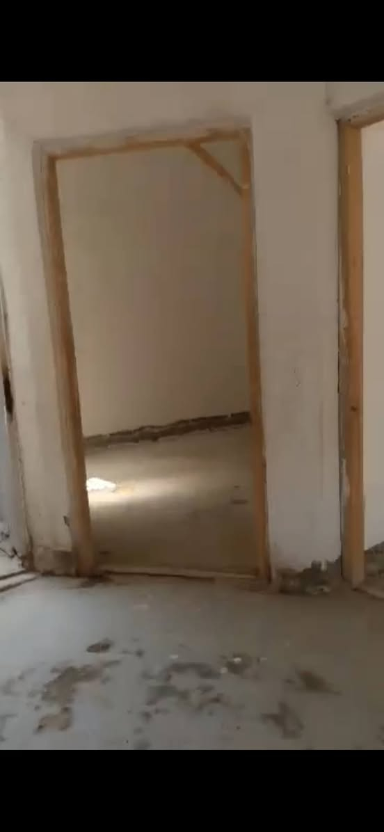 سلام عليكم  بيع مستعجل  بيت للبيع  210م   يتكون البيت من 3غرف نوم وصاله جبيره  وأستقبال ومطبخ حار وبارد وصحيات داخلية وخارجية البيت كامل  حته تشطيب الماي والكهرباء كامل بي نقص بس أرضيه سند25  مداور بأسم المشتري مرقم ومشمول بالتطويب العنوان الديوانية مقابل حي الحضاره البو جاسم  شارع اب وائل السعر ٣٣ وبي مجال  ***********+*********** واتساب ***********
