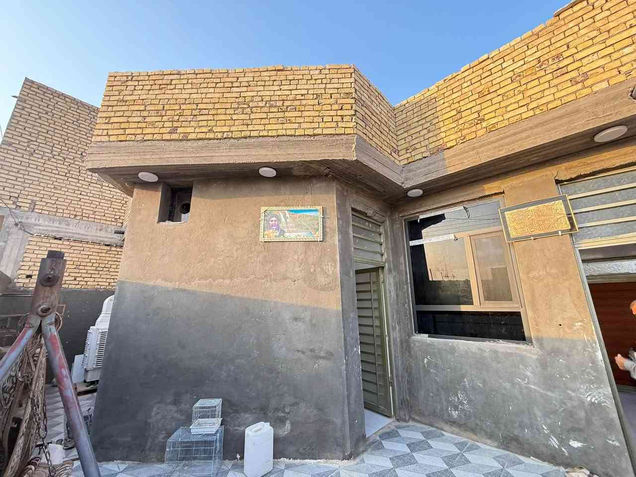 دار سكن للبيع مجمع البيادر طابو صرف بسعر مناسب 

مساحه ٢٠٠ متر 

غرفتين وصاله واستقبال ومطبخ وصحيات 

البيت حر غير مطلوب اي قرض. 

‭***********
