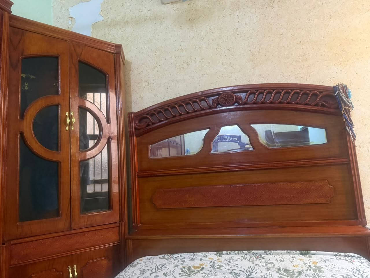السلام عليكم غرفة صاج نجارة درجة اولى ثگيله كلش شخط ما بيها كنتور ضخم ست ابواب طابقين مثل ما موجود بالصورة وزاوية وكل ملحقات الغرفة للبيع للتواصل واتساب ***********
