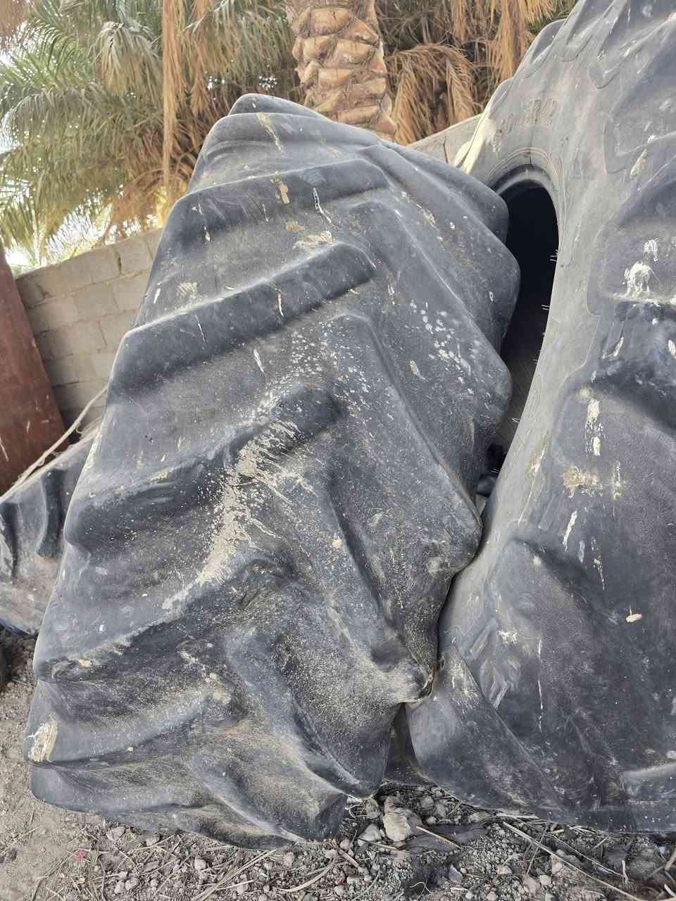 زوج تايرات مال نيو هولند 250 نضاف وسالمات من اي ضربه واحد جوبلس وثاني جوب مكاني نعمانيه ***********
