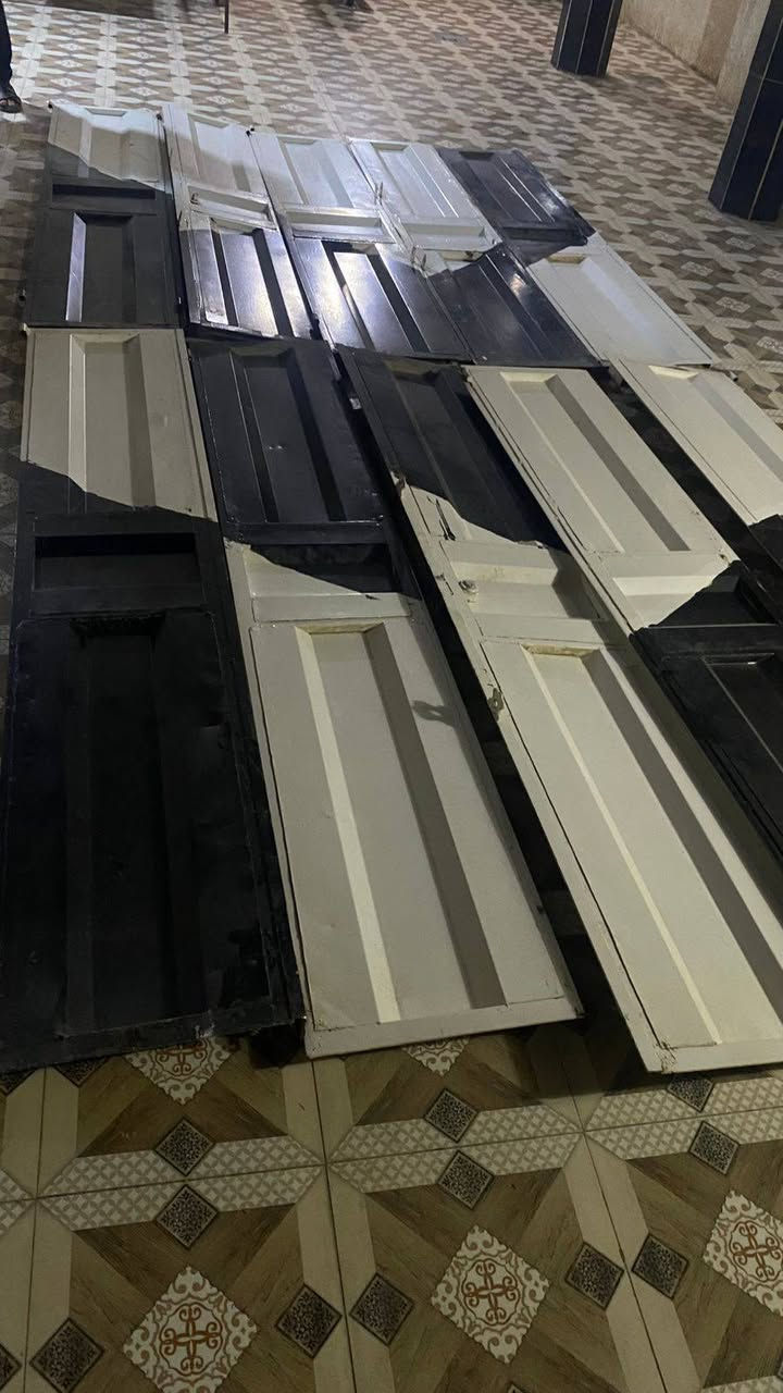 ابواب مال محلات عدد 2 بدون جربوبة فقط ابواب 5 طلاكات الارتفاع   مترتين ونص والعرض طلاكه 50 سنتيم 
كما وضوح في صورة للبيع للاتصال ***********
عنواني ديالى ناحية جديدة الشط/قرية الحويش
