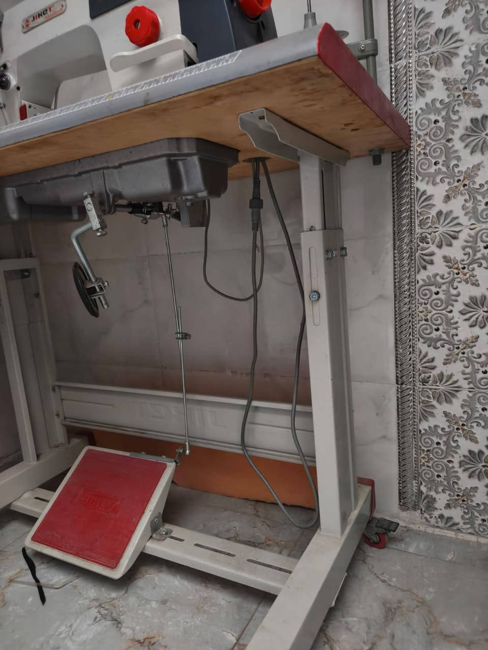 السلام عليكم 

هذه ماكينة خياطة صناعية درزة (Lockstitch) من شركة جاكيت (JIKET) موديل M2F (أو فئة M2 المتطورة بمحرك مباشر وسحب سريع).

⚙️ المواصفات والميزات الرئيسية:
محرك مباشر مدمج (Direct Drive): يوفر تشغيلاً صامتاً (كاتم للصوت) مع توفير كبير في استهلاك الطاقة مقارنة بالمحركات الخارجية التقليدية.

لوحة تحكم رقمية (شاشة رقمية): تتيح للمستخدم ضبط وتعديل خيارات التشغيل بسهولة، مثل التحكم بالسرعة (زيادة أو تقليل السرعة لتناسب مهارة الخياط ونوع القماش)

.منظم طول الغرزة الميكانيكي: البكرة الحمراء الكبيرة في الواجهة مخصصة لتعديل طول مسافة الغرزة بدقة.إضاءة LED مدمجة: مصباح مدمج عند منطقة الإبرة لتسهيل الرؤية وتخفيف إجهاد العين أثناء العمل

.نظام تزييت أوتوماتيكي: مضخة زيت داخلية تضمن تشحيم كافة الأجزاء الميكانيكية تلقائياً لتقليل الاحتكاك وزيادة العمر الافتراضي للماكينة.

استعمال قليل جداً السعر (350 الف) وبيه مجال قليل 
عنواني بغداد الحسينية مدخل الحمل 
*********** واتساب او تصال
