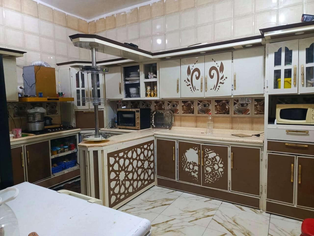 بيت للبيع في حي المهدي طابقين  100 متر. عالي على الشارع بناء حديث الطابق لاول استقبال  وصالة ومطبخ  وصحيات خارجية وداخليه ومنور  والطابق الثاني غرفتين  غرفه كبيرة 6 ×5 مع صيحات  داخلين وغرفه 5×5 وصاله الطابق الثالث بيتونه على كد الصاله  وسطح السعر 90 وبي مجال قليل‏‪***********‬‏

نص مكتوب في الصور:
- 09/19 17:03:10 Channel 1